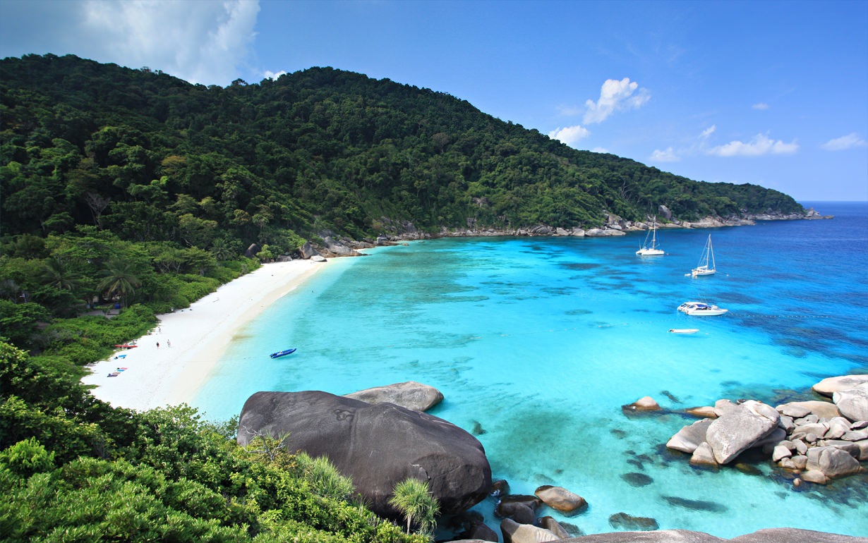 Đảo Similan với làn nước biển trong xanh và bãi cát trắng