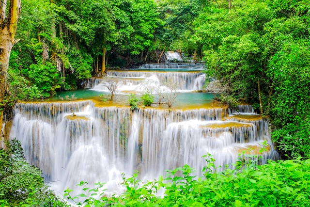 Thác Huay Mae Khamin với nhiều tầng nước đổ xuống