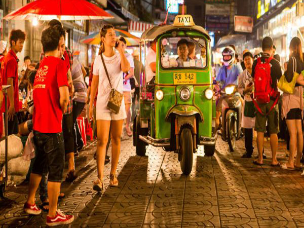Phương tiện chủ yếu là xe Tuk Tuk