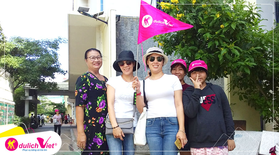 Đoàn viếng thăm nhà thờ Chợ Nhỏ