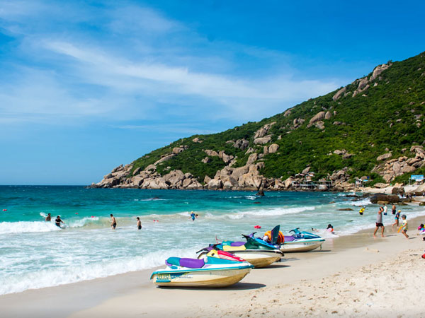 Bãi biển Ninh Chữ với cát trắng và nước biển xanh ngát
