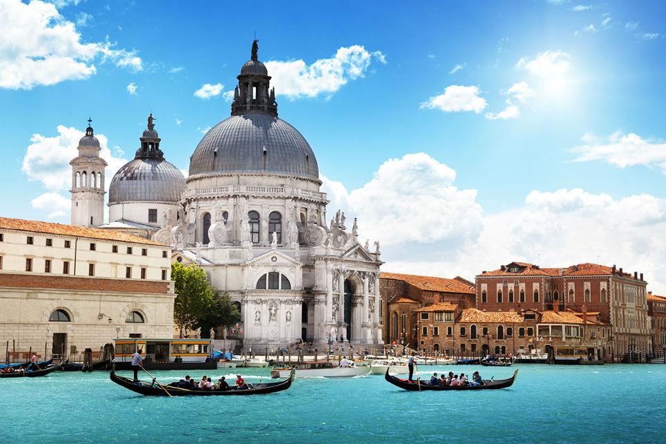 Trải nghiệm đi thuyền Gondola lãng mạn ở Venice