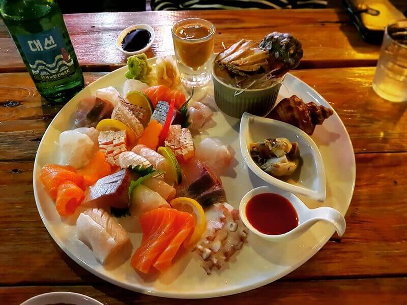 Hồng Kông nổi tiếng về trà, bạn hãy ăn một vài món sushi và thưởng thức một ly trà nhé!