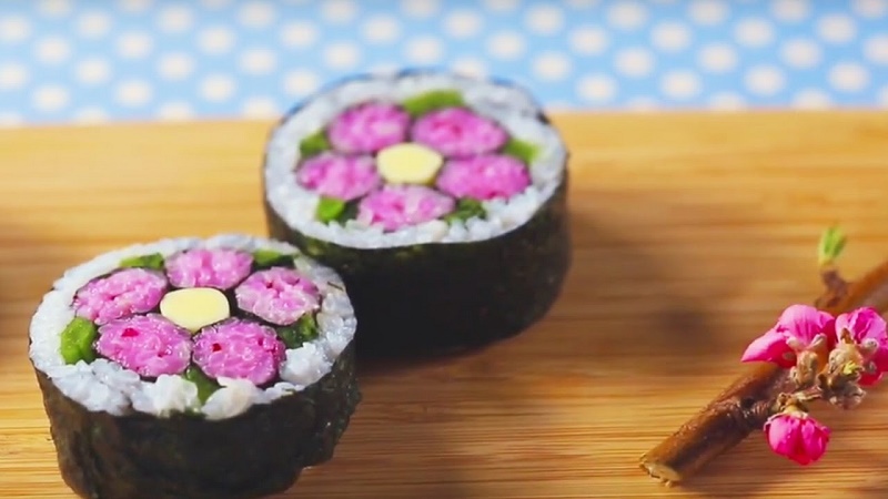 Du khách thưởng thức Sushi trong mùa hoa Anh Đào tại Nhật Bản