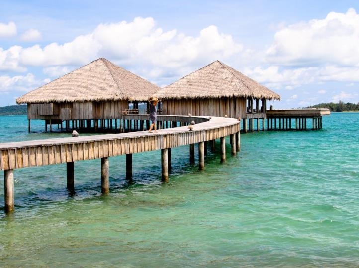 Toàn cảnh đảo Koh Rong Samloem với bãi biển cát trắng và nước biển trong xanh