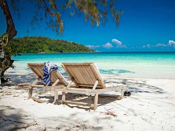 Du khách tắm nắng và thư giãn trên bãi biển Koh Rong Samloem