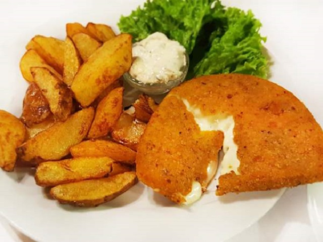 Món bánh mỳ hỗn hợp Smažený Syr mang nét đặc trưng ở Czech