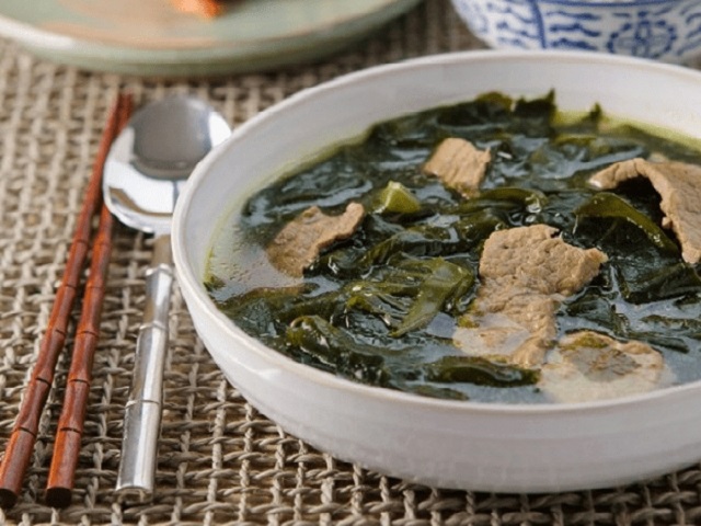 Canh rong biển thịt bò Quy Nhơn là món đặc sản không thể bỏ lỡ