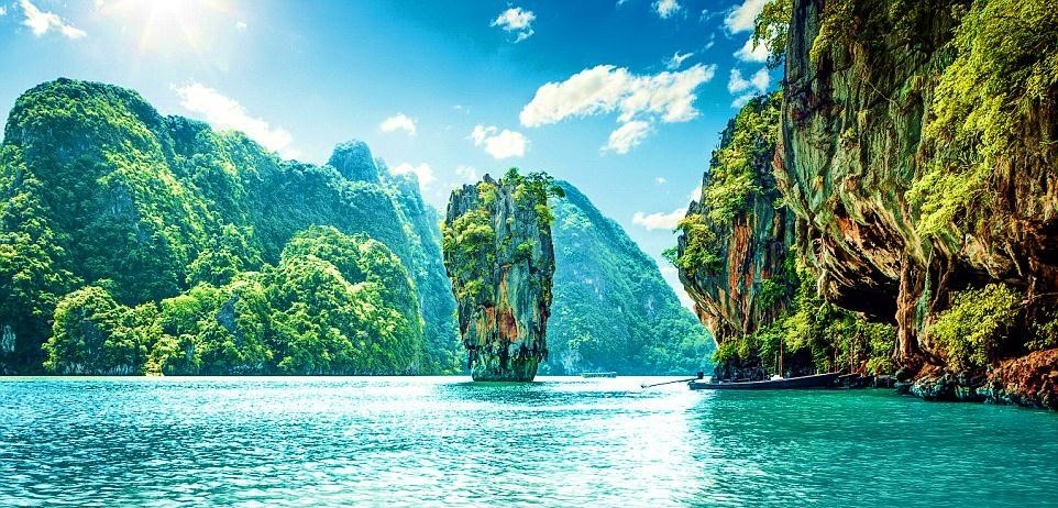 Vịnh Phang Nga với những núi đá vôi hùng vĩ giữa biển